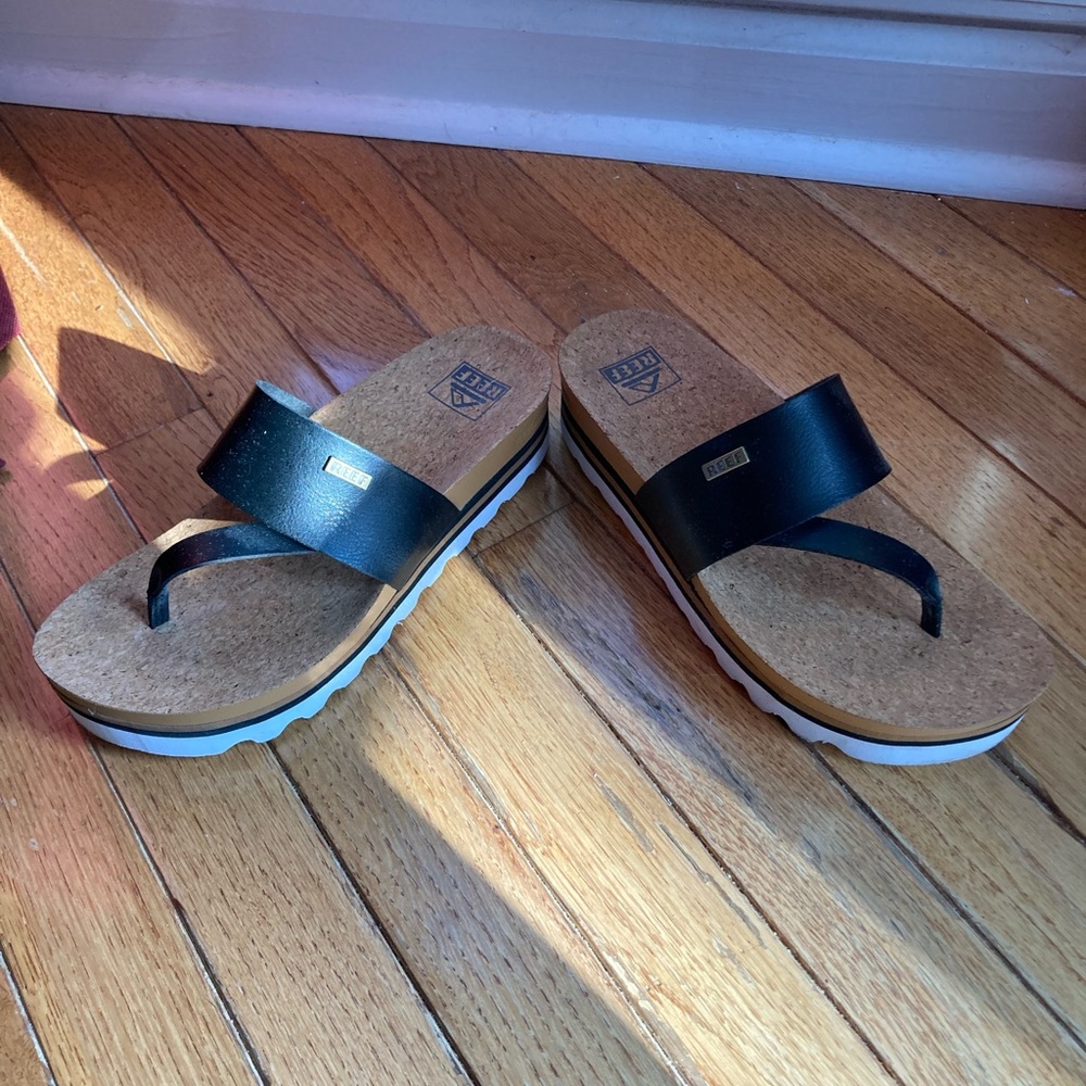 REEF flip flops, size 7 women. Like new - Picture 4 of 9